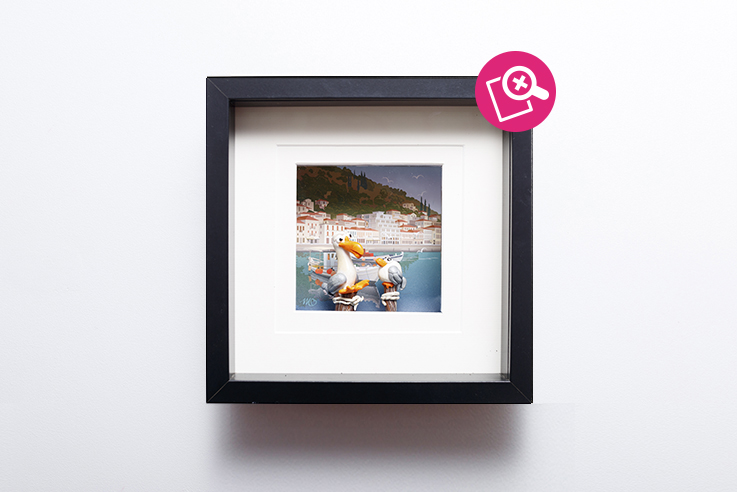 Artwork figuring seagulls talking in a bay. Tableau représentant une mouette et un goéland discutant dans la baie