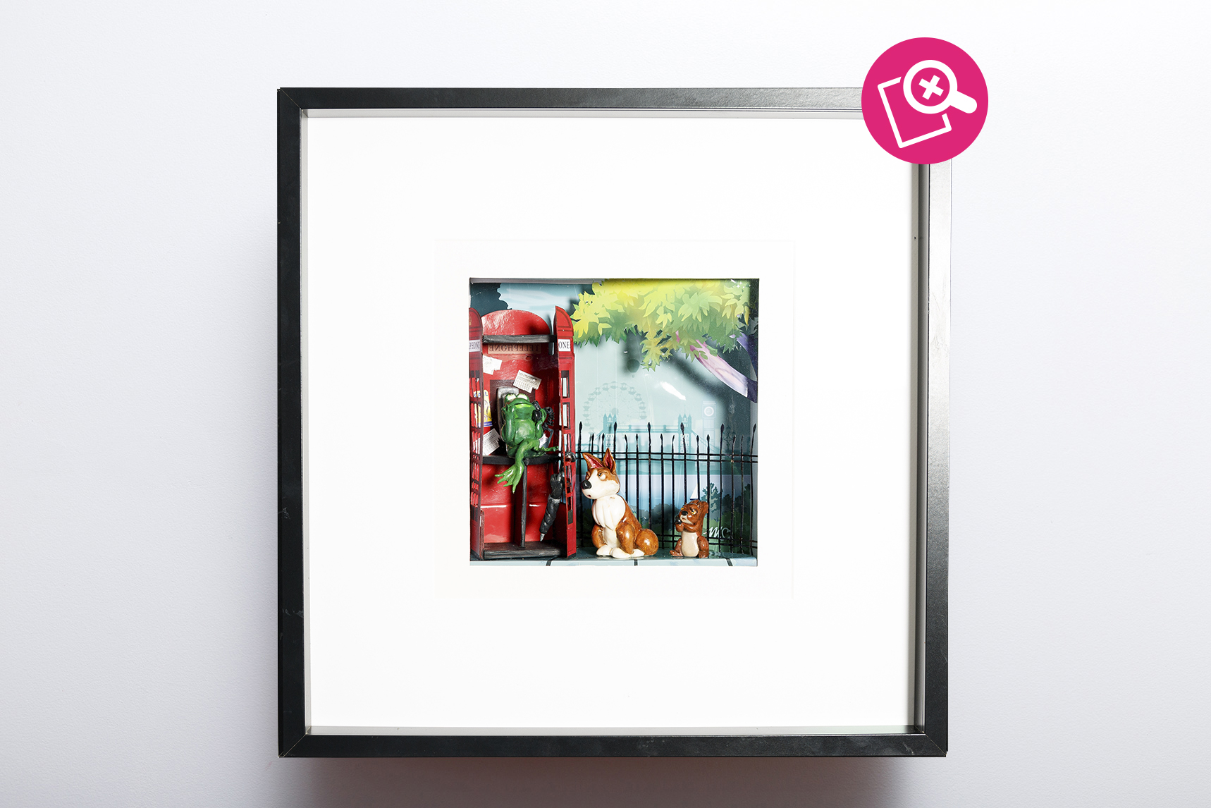 Artwork figuring a frog talking inside a phone booth in London while a dog and a squirrel are standing in line outside. Tableau représentant une grenouille en pleine conversation à l'intérieur d'une cabine téléphonique londonienne pendant qu'un chien et un écureuil font la queue à l'extérieur.