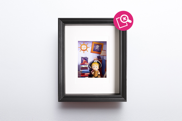 Artwork figuring a little boy reading seating on a pile of books. Tableau représentant un jeune garçon lisant assis sur une pile de livres.