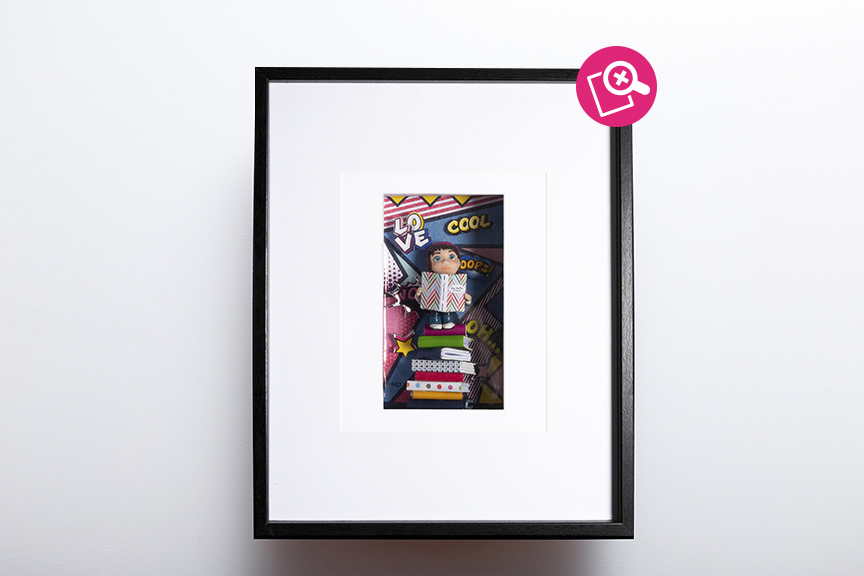 Artwork figuring a little girl inside her living room. Tableau représentant une jeune fille sautant par dessus une commode dans son salon.