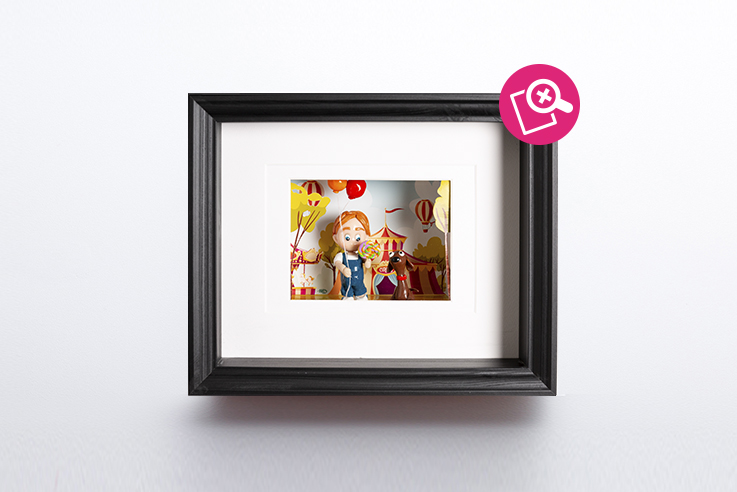 Artwork figuring a frog talking inside a phone booth in London while a dog and a squirrel are standing in line outside. Tableau représentant une grenouille en pleine conversation à l'intérieur d'une cabine téléphonique londonienne pendant qu'un chien et un écureuil font la queue à l'extérieur.