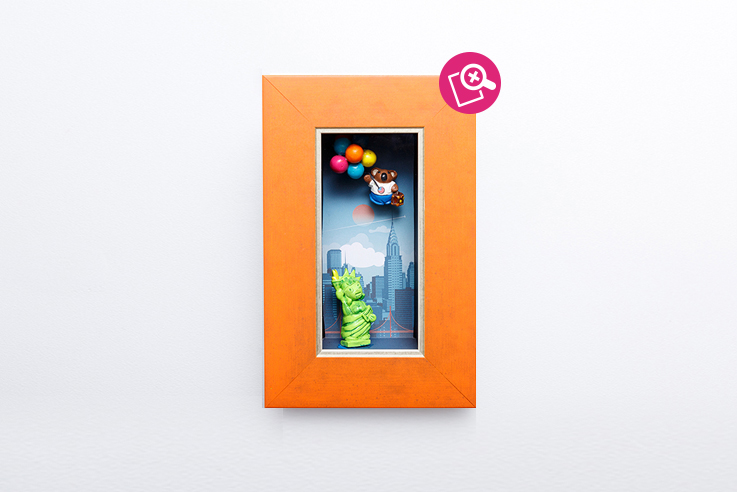 Artwork figuring a koala who is flying in air ballon above the Statue of Liberty. Tableau représentant un koala survolant la Statue de la Liberté accroché à des ballons.