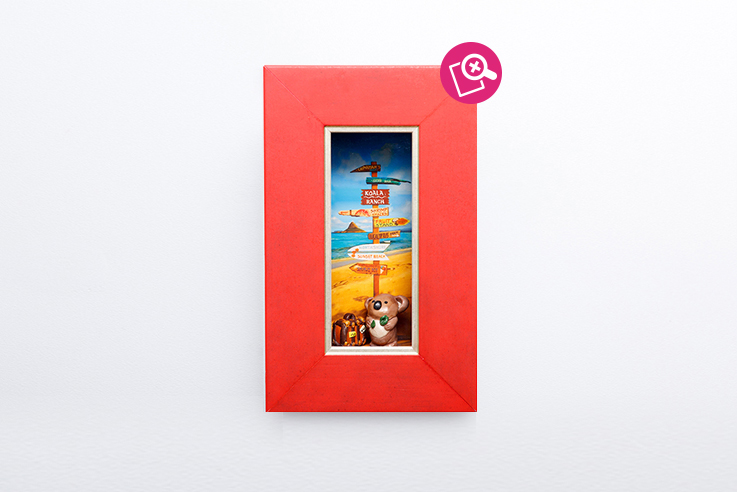 Artwork figuring a koala with his luggage. Tableau représentant un koala avec sa valise.