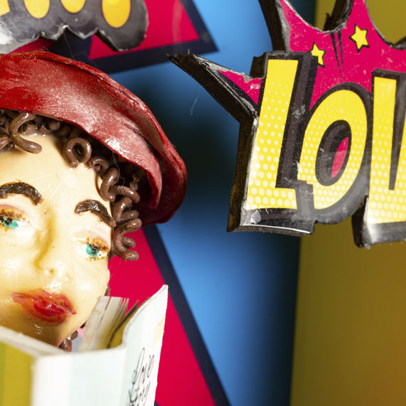 Focus on the young girl's face. Focus sur le visage de la jeune fille