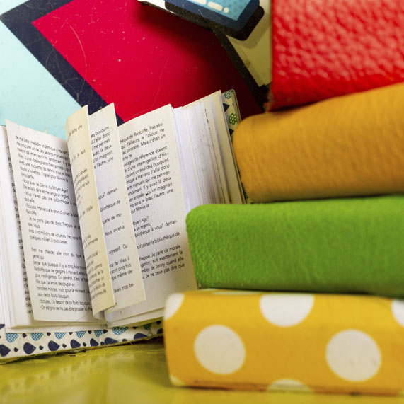 Focus on the artwork. Focus sur la jeune fille.