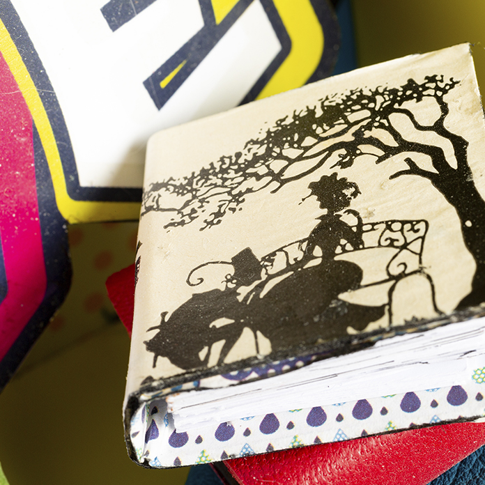 Focus on the young girl. Focus sur la jeune fille.